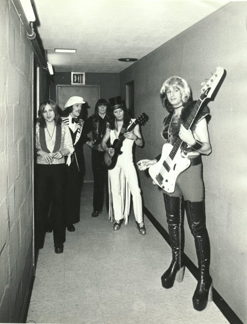 Mott The Hoople backstage