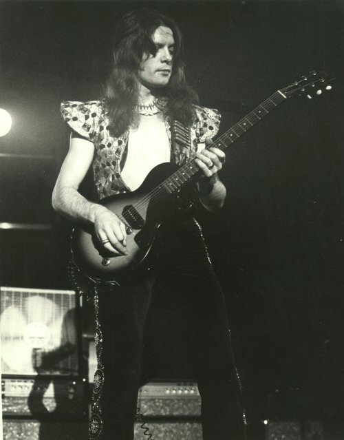 Ariel Bender on stage