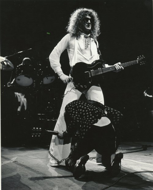 Ariel Bender bows before Ian Hunter