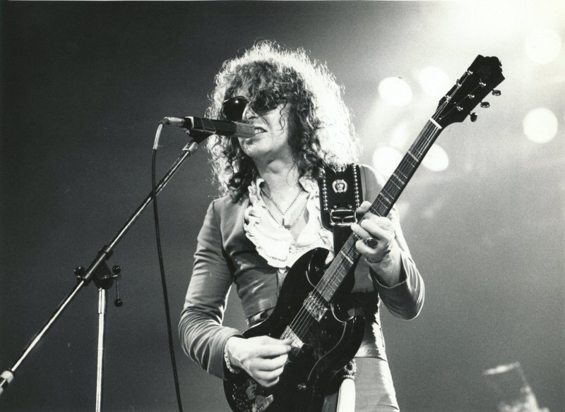 Ian Hunter on stage
